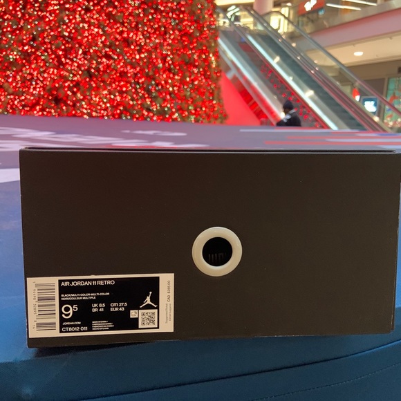 Air Jordan 11 Retro Jubilee - Picture 4 of 4